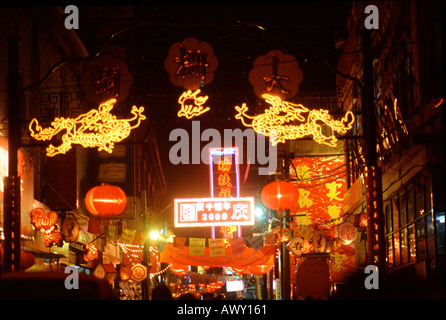 Straße Dekorationen beleuchtet in der Nacht während 2000 Neujahrsfestes Peking China Stockfoto