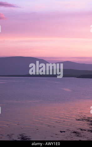 dh SCAPA FLOW ORKNEY Misty Sea Hoy Hills lila rosa Pastell Abend Licht Himmel Dämmerung Sonnenuntergang ruhig ruhigen Seeuferhimmel Stockfoto