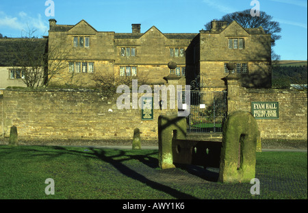 Eyam Hall & 18. Jahrhundert Bestände, Derbyshire, England Stockfoto