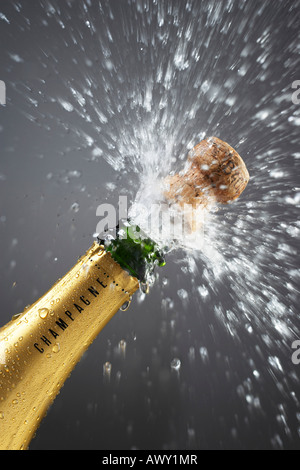 Flasche Champagner Knallende Korken, close-up Stockfoto