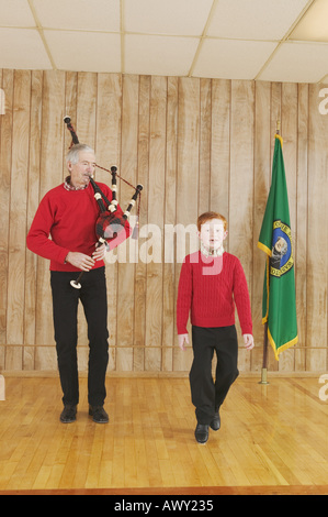 Kleiner Junge tanzt zur Musik Dudelsack Stockfoto