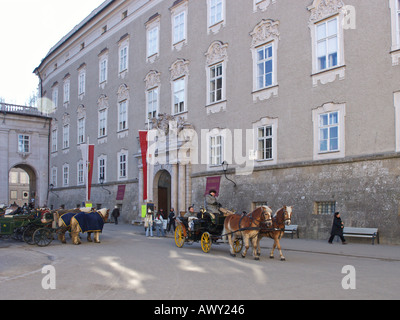 Die touristischen Pferdekutschen basieren vor der Erzbischöfe Wohnhaus in Salzburg neben der Kathedrale Stockfoto