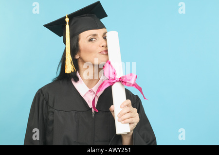 Weibliche Absolventin küssen ihr Diplom Stockfoto