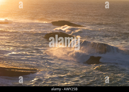 dh Bo Schäre YESNABY ORKNEY Wellen brechen über Felsen Meer abstürzt stürmischen See Stockfoto