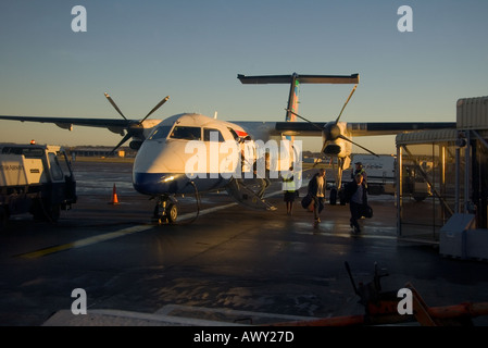 dh DYCE Flughafen ABERDEEN British Airways Dash 8 Passagiere aussteigen am frühen Morgen Start-und Landebahn Stockfoto