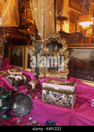 Kunstobjekte auf Verkauf in einem der vielen Läden Antiquitätenhändler in der alten Stadt Salzburg Österreich Stockfoto