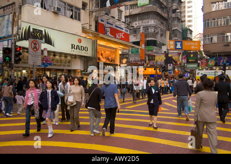 dh Times Square CAUSEWAY BAY HONGKONG Frau mobile Stadt Menschenmassen Straße Fußgänger überqueren Mädchen Telefon Gespräch china asien beschäftigt Szene Menschen Straße Stockfoto