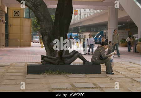 dh Hongkong Central Library CAUSEWAY BAY HONGKONG Chinesisch Frau Buch lesen Statue von zwei Kindern Bücher hk Mädchen Sitzende china Kunst Skulptur Menschen Stockfoto