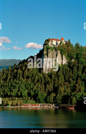 Dort schloss das berühmte alpine Resort Lake Bled in Slowenien mit Blick auf den See Stockfoto