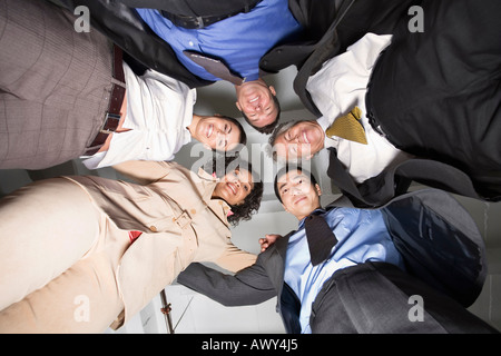 Gruppenbild von Geschäftsleuten im Huddle Stockfoto