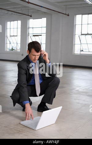 Geschäftsmann mit Laptop-Computer Stockfoto