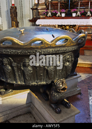 Das Taufbecken, in dem Mozart, im Salzburger Dom, Österreich getauft wurde Stockfoto