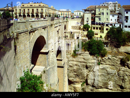Puerto Nuevo in Ronda achtzehnten Jahrhundert gewölbten Brücke über die El Tajo-Schlucht in Andalusien Südspanien Stockfoto