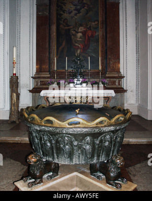 Das Taufbecken, in dem Mozart, im Salzburger Dom, Österreich getauft wurde Stockfoto