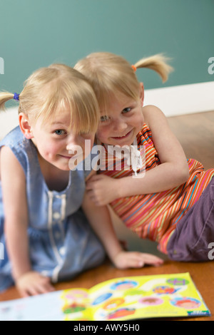 Zwillingsschwestern Buch Stockfoto