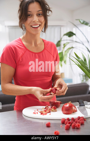 Frau vorbereiten Granatapfel Stockfoto