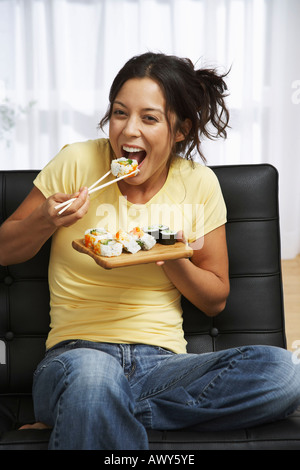 Frau essen Sushi Stockfoto