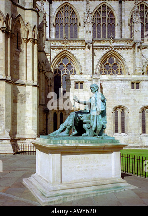 Statue von Konstantin dem großen römischen Kaisers AD 274 337 außerhalb York Minster in York City England Großbritannien Stockfoto