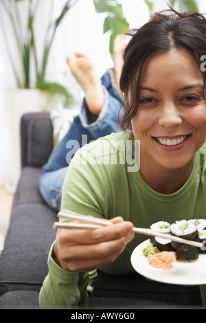 Frau essen Sushi Stockfoto