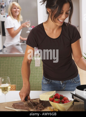 Frau macht Schokolade-Fondue Stockfoto