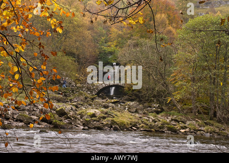 Herbstfärbung bei der Lastesel-Brücke in Glen Lyon Perthshire Schottland, Vereinigtes Königreich Stockfoto