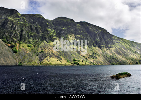 Die Geröllhalden überragt Wast Wasser in das tiefste Tal, Nationalpark Lake District, Cumbria, UK Stockfoto