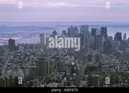 Blick nach Süden über Manhattan vom Empire State Building in New York City, 2002. Stockfoto