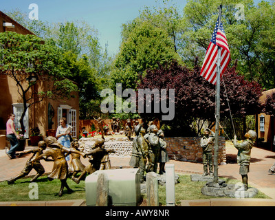 Leben Größe Bronze Statuen von Kindern beim spielen und Hissen der Flagge in Santa Fe New Mexico USA Stockfoto