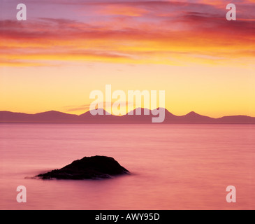 Der Paps Jura gesehen von der Halbinsel Kintyre bei Sonnenuntergang, Argyll and Bute, Scotland, UK Stockfoto