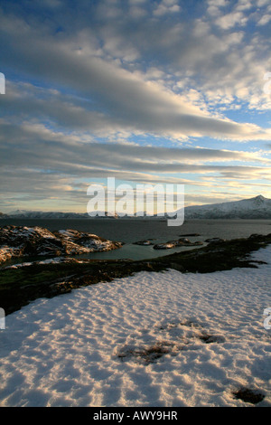 Blick auf den Sonnenuntergang in Richtung Senja von Hillesøy Tromso Region Nord Norwegen arktischen Kreis winter Stockfoto