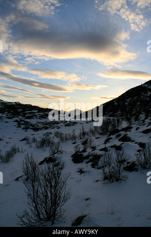 Blick auf den Sonnenuntergang in Richtung Senja von Hillesøy Tromso Region Nord Norwegen arktischen Kreis winter Stockfoto