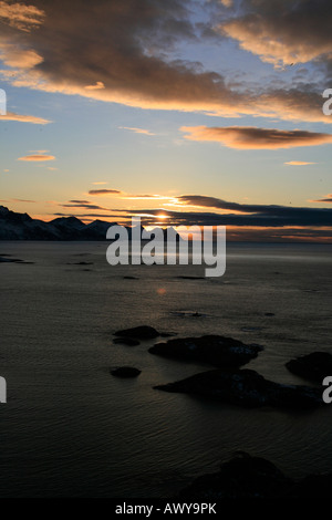 Blick auf den Sonnenuntergang in Richtung Senja von Hillsøy Tromso Region Nord Norwegen arktischen Kreis winter Stockfoto