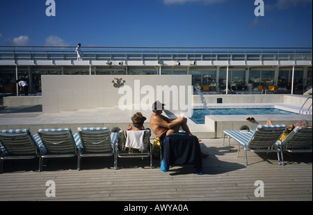 Menschen entspannen auf dem Schwimmbad-Deck eines Kreuzfahrtschiffes Schiff Costa Stockfoto