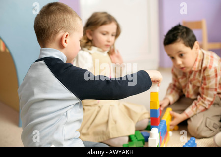 Gruppe von Kindern spielen mit Blöcken Stockfoto