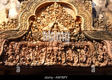 Kambodscha, Angkor, Banteay Srei Tempel, Gopura Tor aufwendigen Schnitzereien Detail auf Türsturz über Eingang Stockfoto
