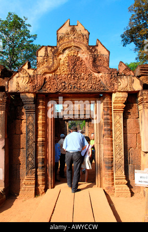 Kambodscha, Angkor, Banteay Srei Tempel, Gopura Eingang mit komplizierten geschnitzte Türsturz Stockfoto