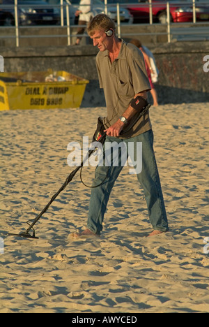 Mann bei der Arbeit mit Metall-Detektor auf der Suche nach verlorenen Gegenständen Sydney Bondi Beach Stockfoto