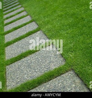 steinerne Fußweg durch Rasen Stockfoto