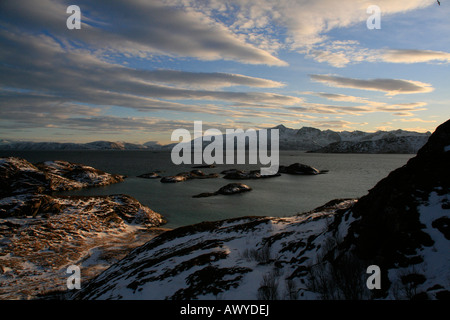 Blick auf den Sonnenuntergang in Richtung Senja von Sommarøy Tromso Region Nord Norwegen arktischen Kreis winter Stockfoto