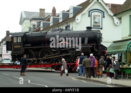 Die Sherwood Förster Dampfmaschine transportiert per Tieflader Schwertransporte LKW in Mitte Hants Eisenbahn in Alresford Hants Stockfoto