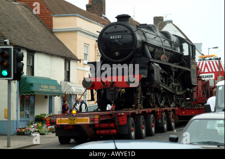 Die Sherwood Förster Dampfmaschine transportiert per Tieflader Schwertransporte LKW in Mitte Hants Eisenbahn in Alresford Hants Stockfoto