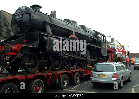 Die Sherwood Förster Dampfmaschine transportiert per Tieflader Schwertransporte LKW in Mitte Hants Eisenbahn in Alresford Hants Stockfoto