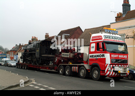 Die Sherwood Förster Dampfmaschine transportiert per Tieflader Schwertransporte LKW in Mitte Hants Eisenbahn in Alresford Hants Stockfoto