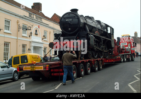 Die Sherwood Förster Dampfmaschine transportiert per Tieflader Schwertransporte LKW in Mitte Hants Eisenbahn in Alresford Hants Stockfoto