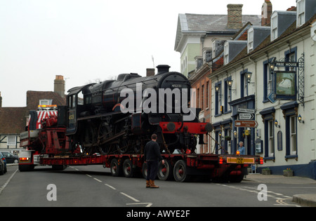 Die Sherwood Förster Dampfmaschine transportiert per Tieflader Schwertransporte LKW in Mitte Hants Eisenbahn in Alresford Hants Stockfoto