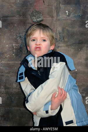 Eine freche junge macht Gesichter. Stockfoto