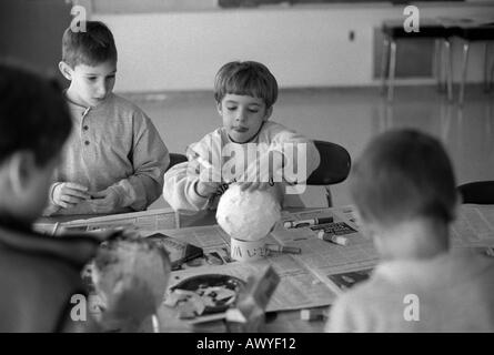 Erstklässler arbeiten an einem Kunstprojekt Stockfoto