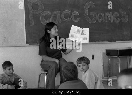 Peacegame s Freiwilligen im ersten Grade Klassenzimmer mit tudenten Stockfoto