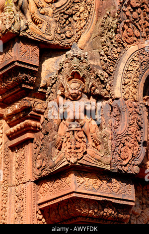 Kambodscha, Angkor, Banteay Srei Tempel, innere Gehäuse kunstvollen Steinmetzarbeiten über Eingangstor Stockfoto