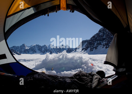 Blick auf die Berge aus den Schlafsack aus dem Zelt beim camping auf einem Gletscher in Grönland Stockfoto